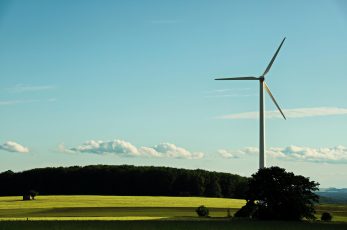 Photo d'une éolienne au milieu des champs