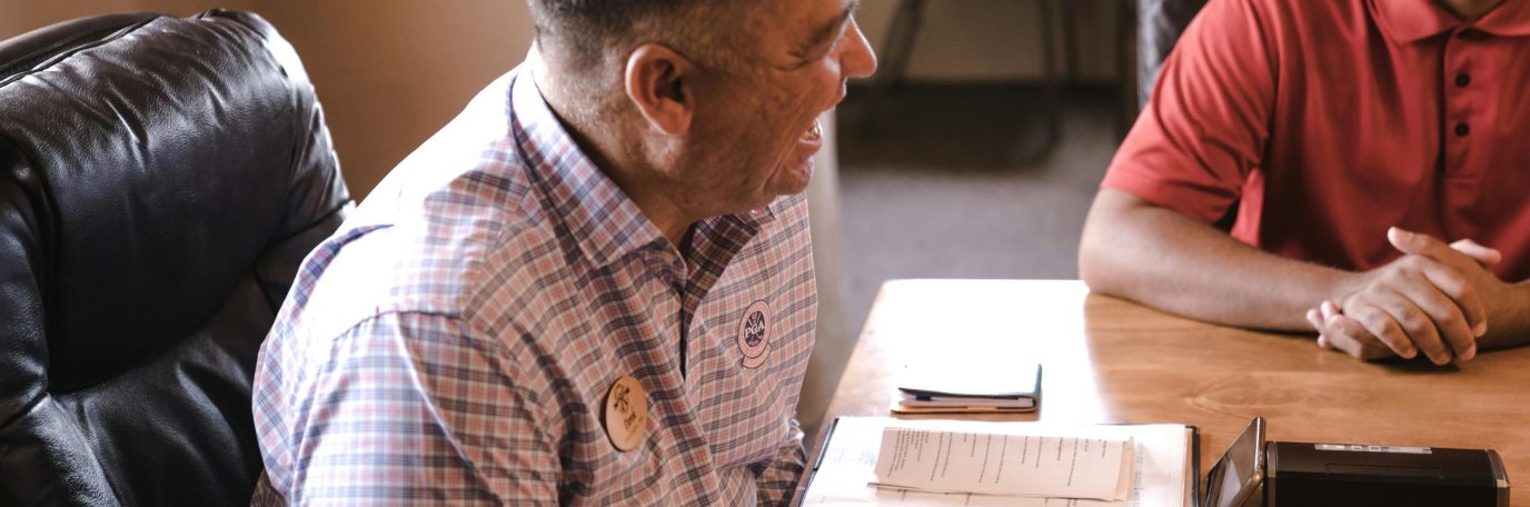 personne travaillant à un bureau avec un agenda devant lui