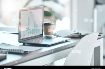 ordinateur sur un bureau avec un café