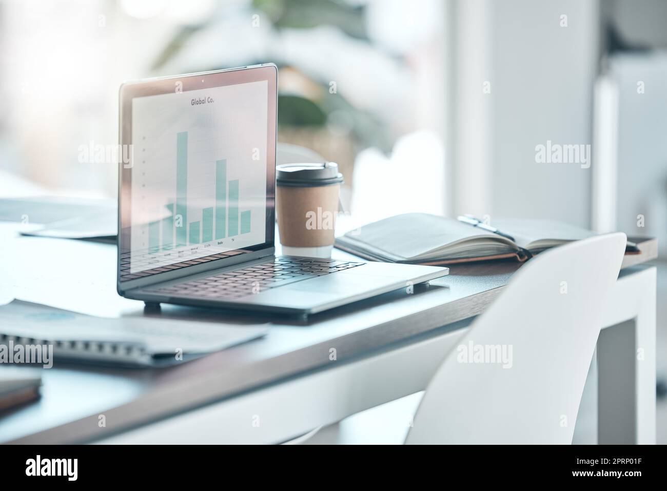 ordinateur sur un bureau avec un café