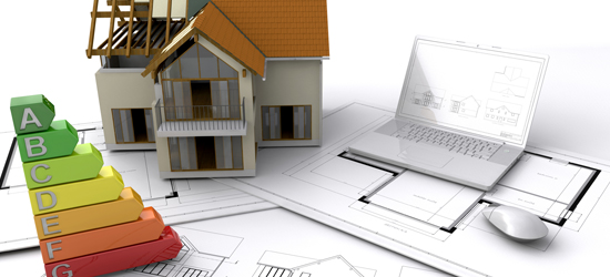 image en 3D sur laquelle se trouve à gauche une échelle de consommation (A à G), derrière une maison en construction et à droite un ordinateur portable posée sur un plan d'architecte
