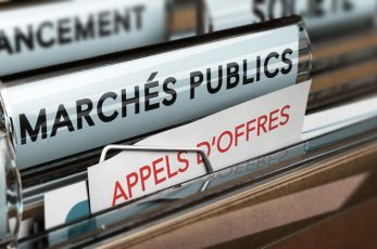 image avec des dossiers dont un mis en avant et nommé "marchés public" avec un mot accroché disant "appels d'offres"