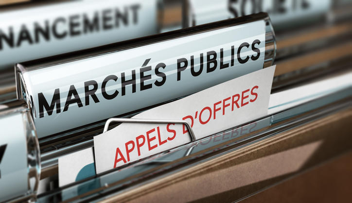 image avec des dossiers dont un mis en avant et nommé "marchés public" avec un mot accroché disant "appels d'offres"
