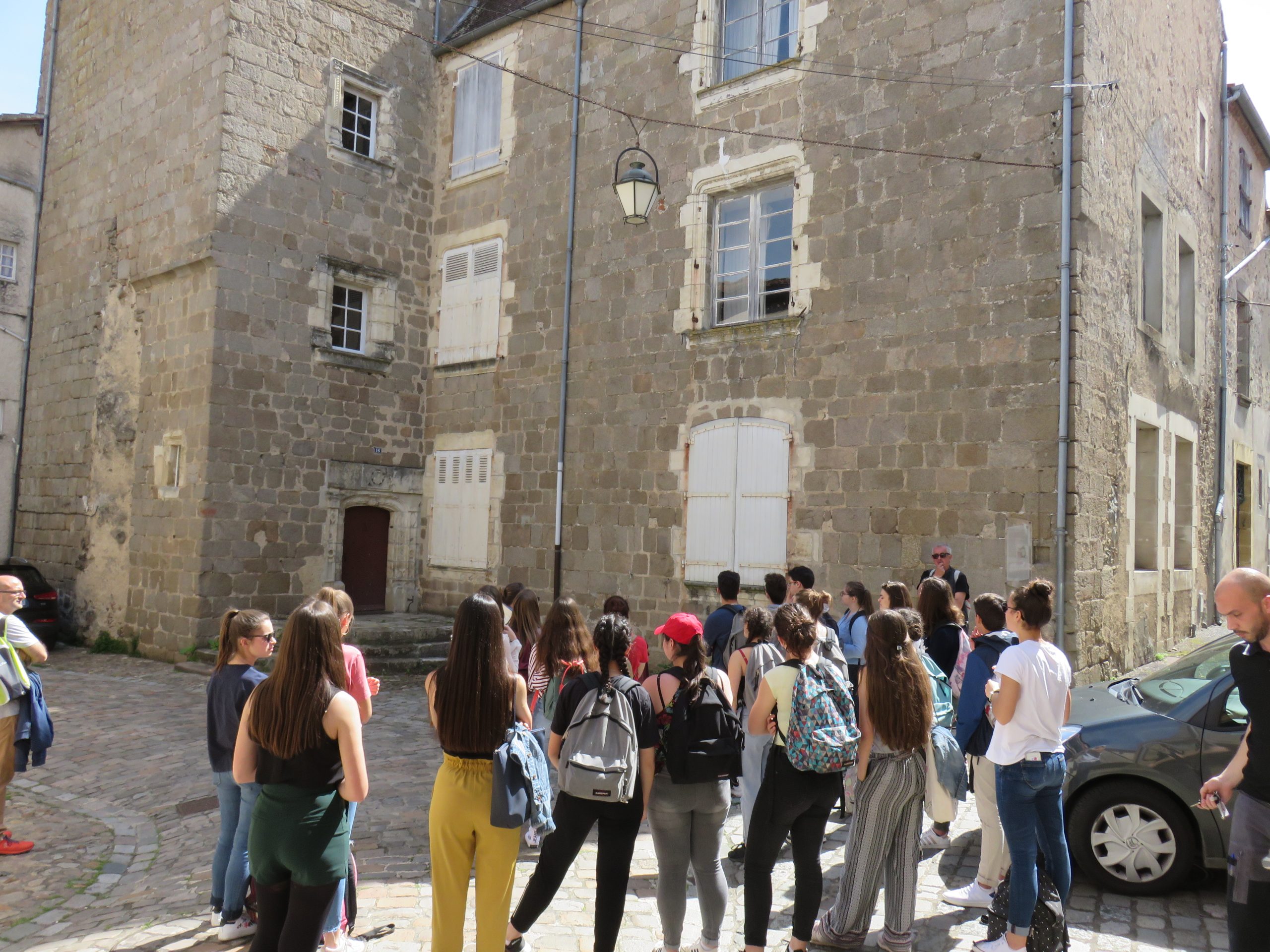 Photo d'une visite de Confolens, les participants se trouvant devant le Manoir des Comtes