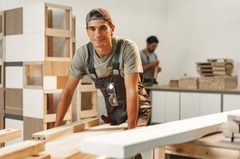 Un homme qui travaille le bois dans son atelier.