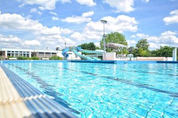 Photo de la piscine de La Tulette, avec vue sur le toboggan et l'eau bleu