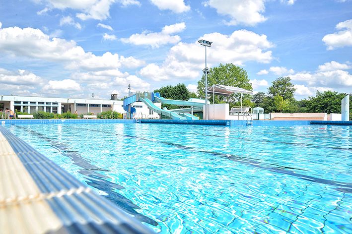 Photo de la piscine de La Tulette, avec vue sur le toboggan et l'eau bleu