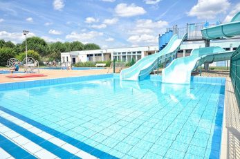 vue de la piscine avec plongeoirs