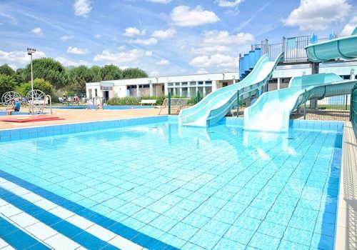 vue de la piscine avec plongeoirs