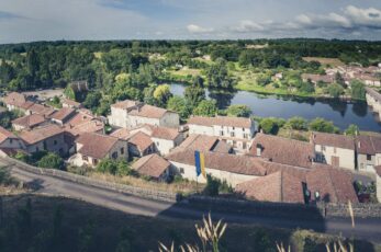 Photo de Confolens sur laquelle le pont neuf se trouve à droite.