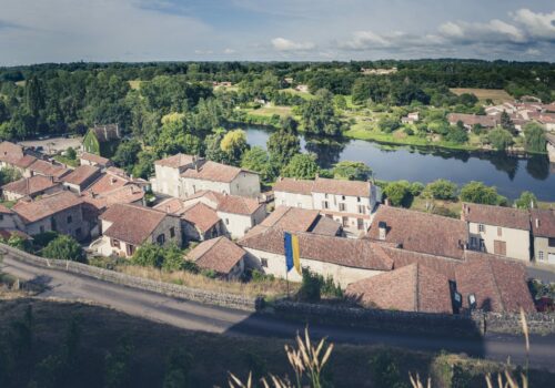 Photo de Confolens sur laquelle le pont neuf se trouve à droite.