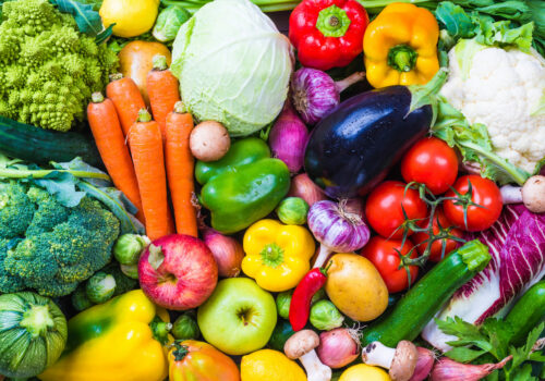 image regroupant pleins de légumes et de fruits comme : carottes, pommes, chou blanc, aubergine, tomates, poivrons, broccolis, champignons, citron etc...